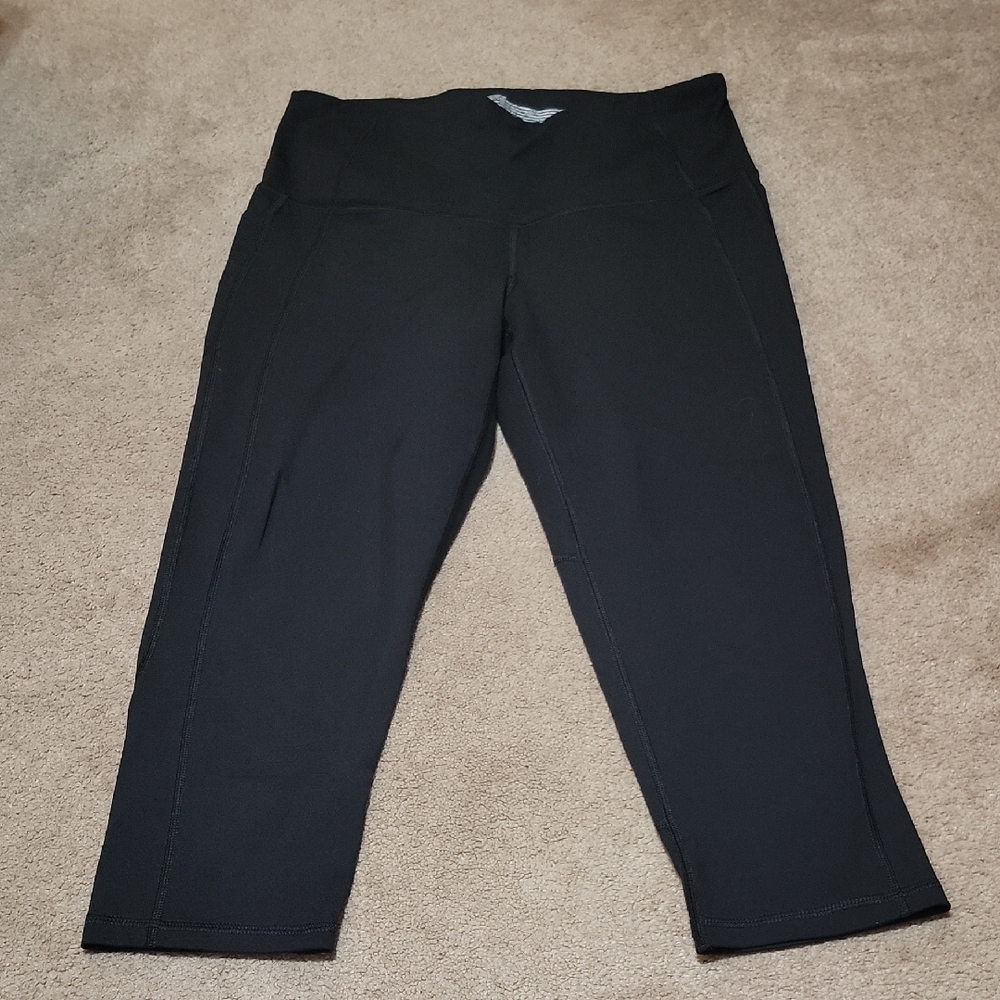 Victoria Sport Sleek Black Capri Leggings